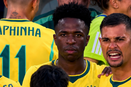 Vinicius Júnior e Bruno Guimarães em diálogo com Lucas Paquetá em Brasil x Marrocos na estreia da Copa do Mundo