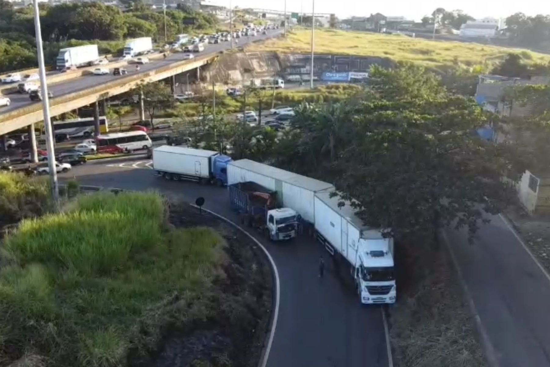 Acidente fecha a alça de acesso Avenida Cardeal Eugênio Pacelli para o Anel