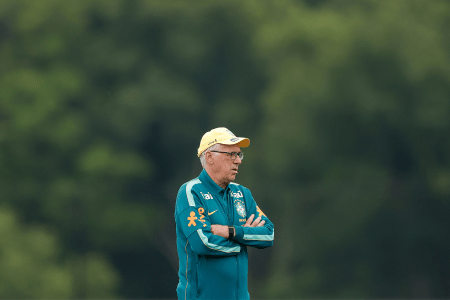 Técnico Carlo Ancelotti no comando do treino do Brasil durante a Copa do Mundo