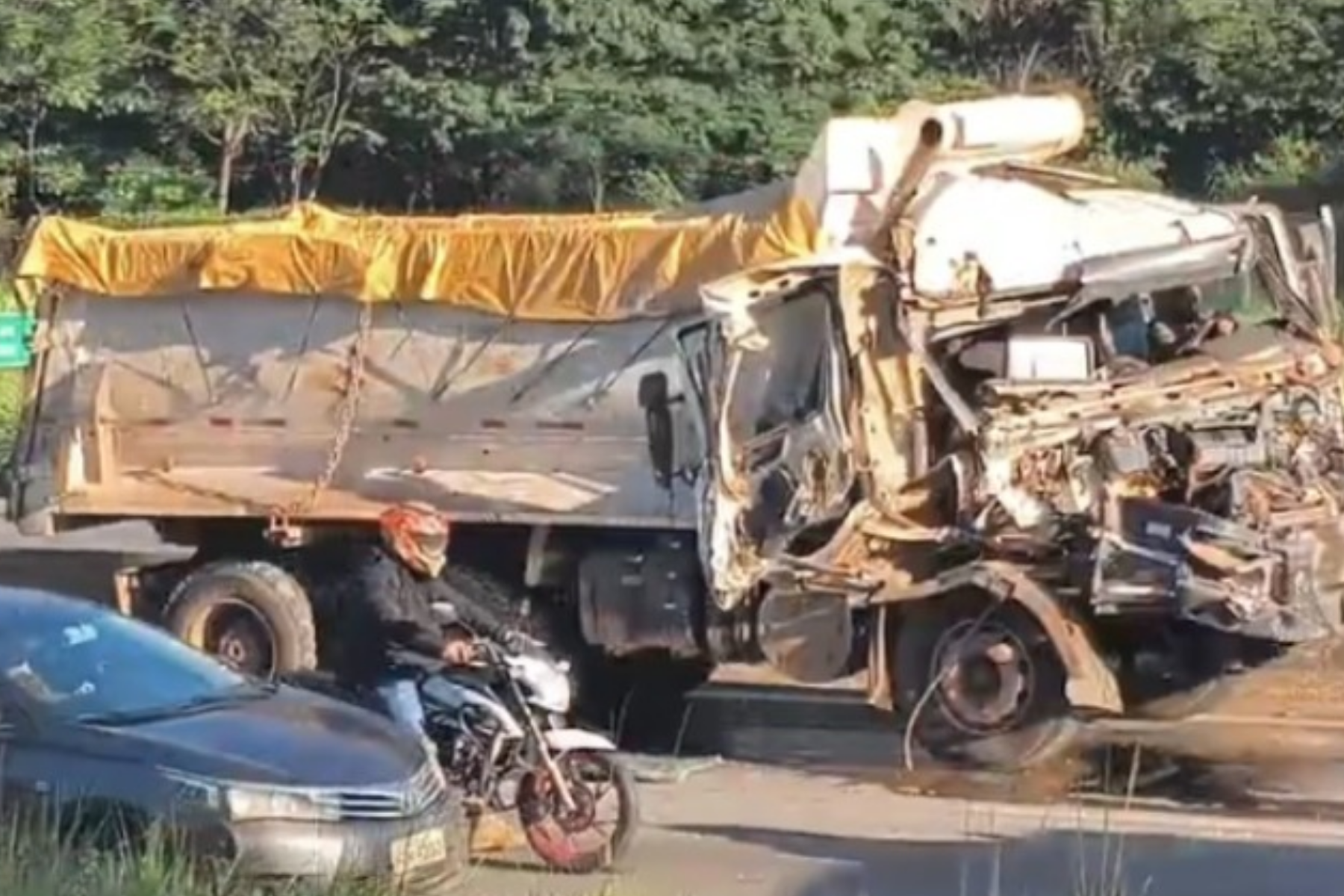 Acidente e falhas mecânicas complicam o trânsito no Anel Rodoviário
