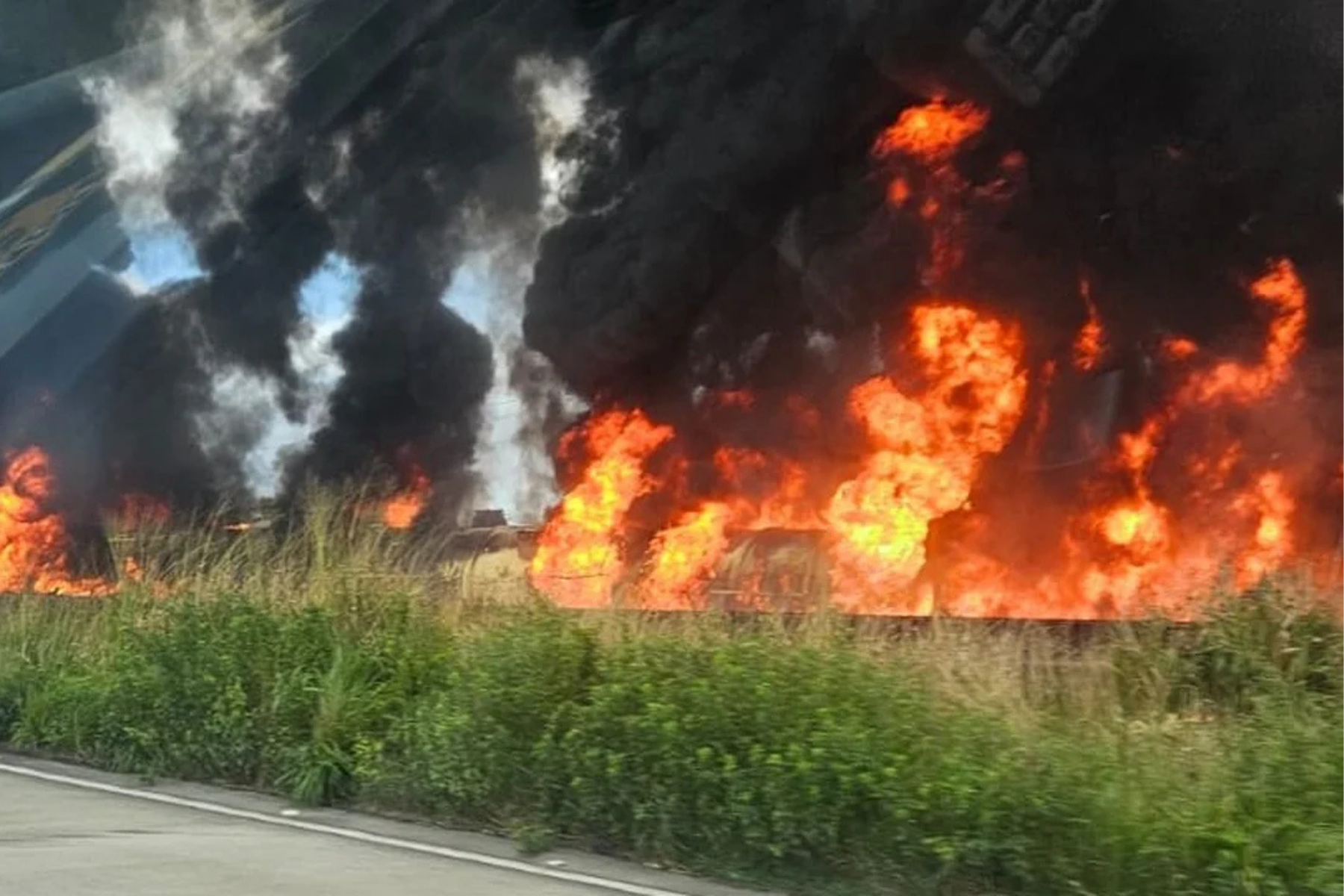 Caminhão-tanque tomba e explode em trecho da BR-101, em Alagoas; veja vídeo
