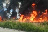 Caminhão-tanque tomba e explode em trecho da BR-101, em Alagoas; veja vídeo