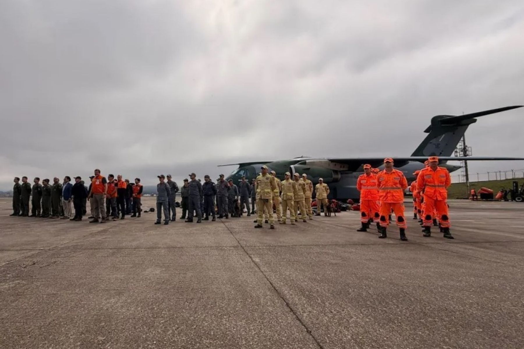 Brasil envia quarto voo com bombeiros de MG e SP à Venezuela