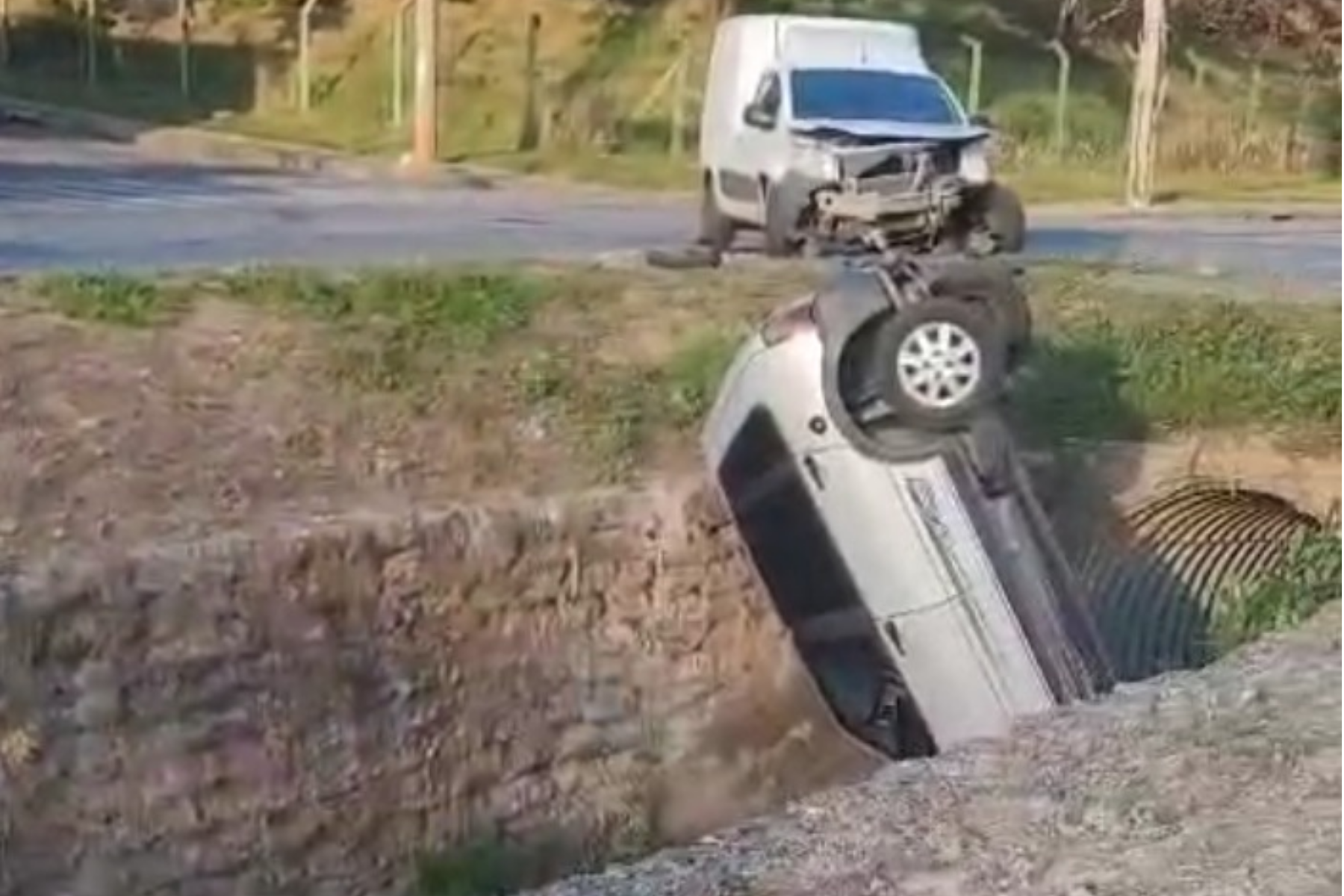Carro cai em córrego após acidente em Contagem, na Grande BH