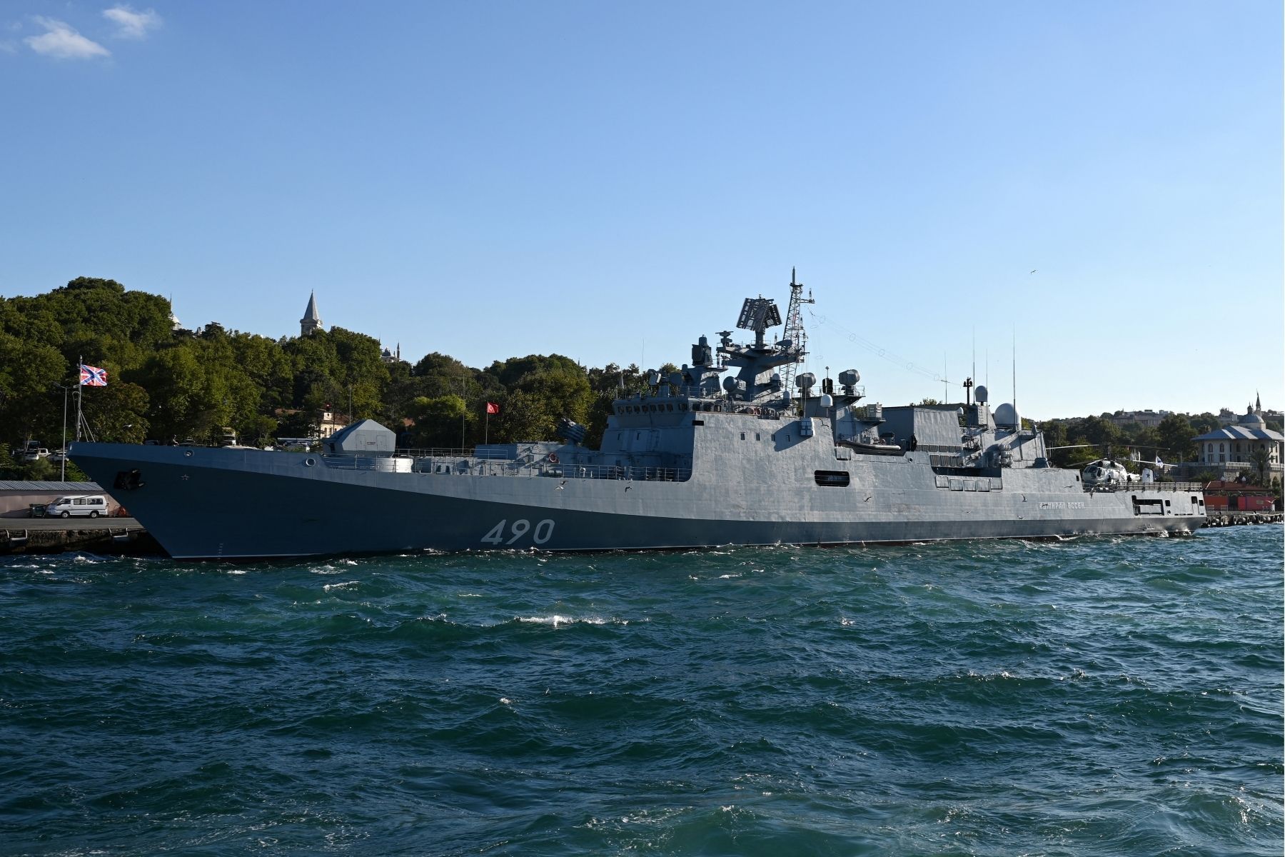 Navio de guerra russo atira contra iate britânico no Canal da Mancha