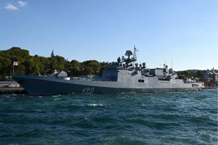A fragata russa Admiral Essen 490, da classe Admiral Grigorovich, atracada no porto de Sarayburnu em Istambul, em 20 de agosto de 2021.