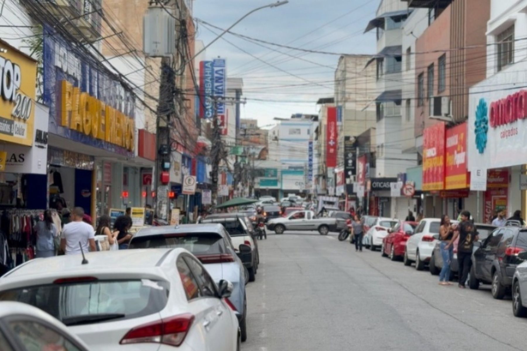 Vias de bairros de Ipatinga passam por demarcação das vagas do estacionamento regulamentado