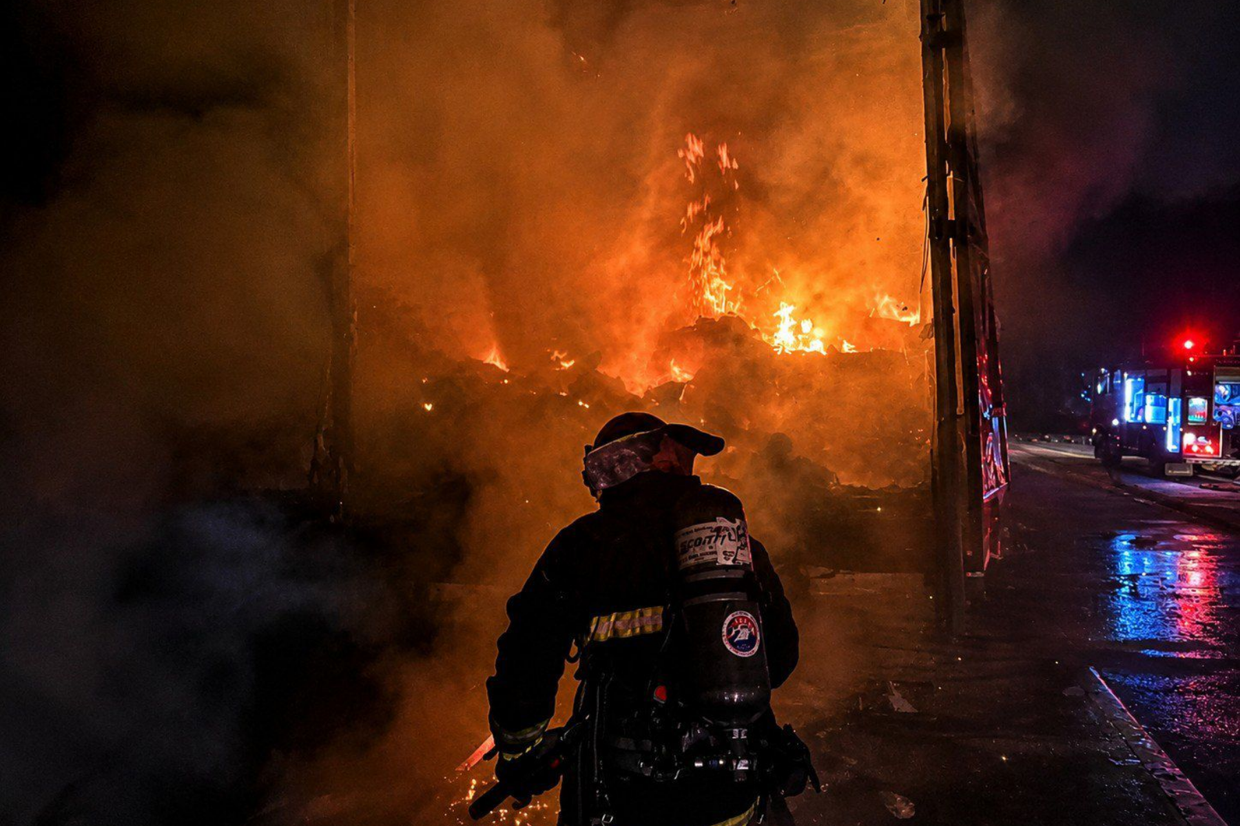 Caminhão pega fogo na BR-381 e mobiliza bombeiros