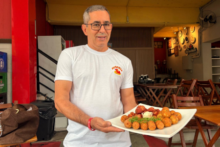 O feijão tropeiro como bolinho representa a releitura do prato mineiro apresentado por José Venesclau, proprietário do Ali Ba Bar. • Luiza Rocha | Itatiaia