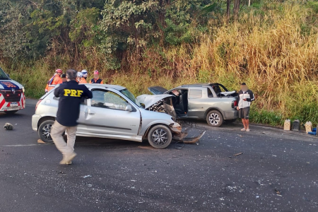 O acidente entre dois carros deixou três feridos • CBMMG