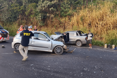 O acidente entre dois carros deixou três feridos • CBMMG