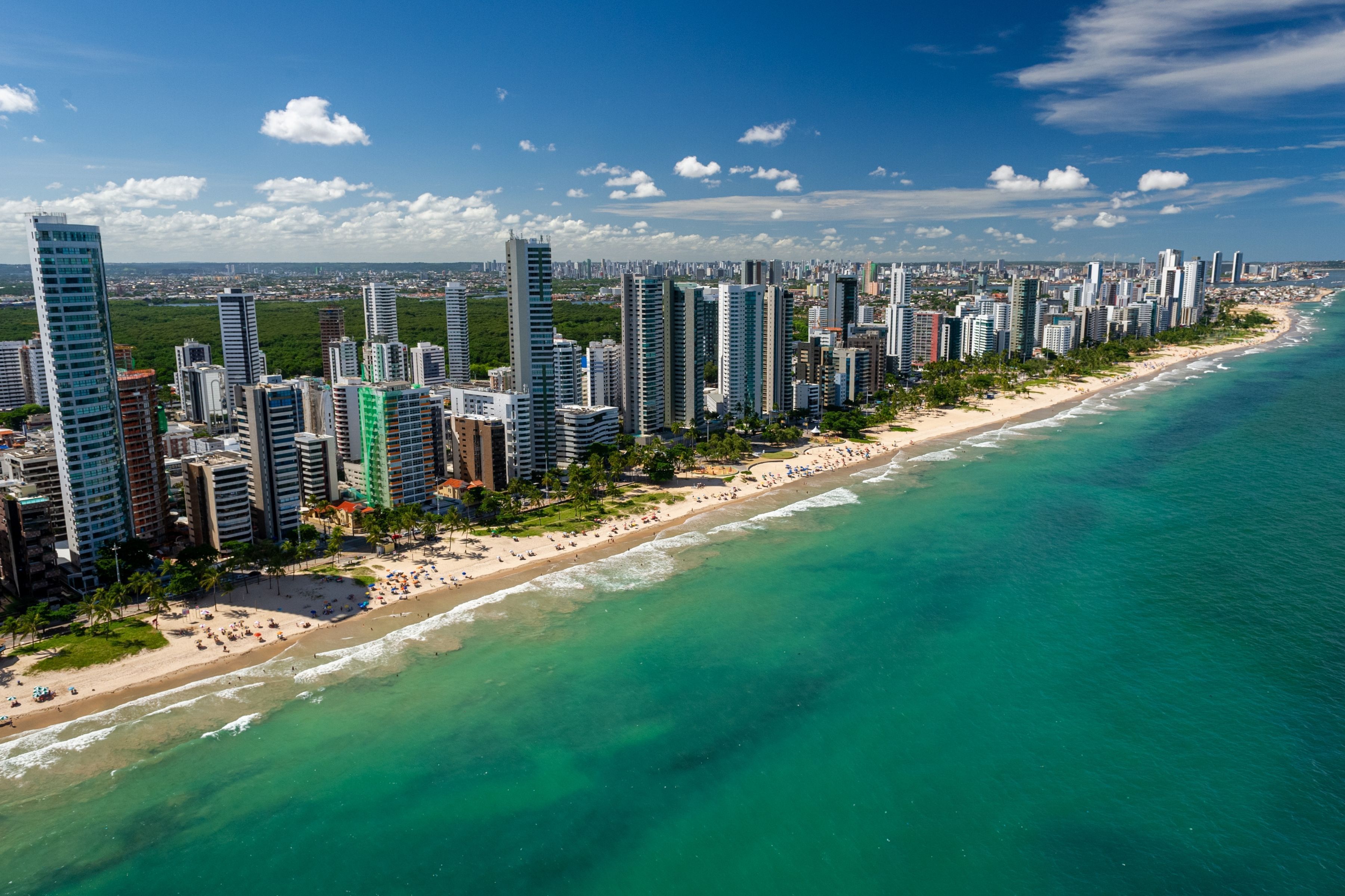 Mulher é mordida por tubarão na praia de Boa Viagem, em Recife, após ataque a criança
