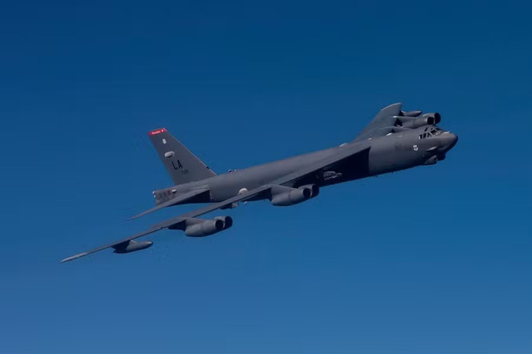 Avião militar dos EUA cai segundos após decolar de base aérea na Califórnia