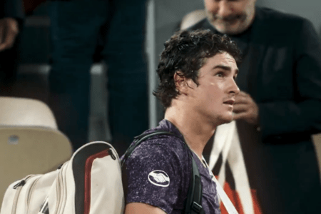 João Fonseca perdeu para Jakub Mensik e foi eliminado do Roland Garros