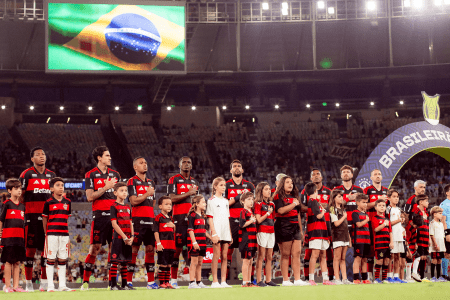 Time do Flamengo perfilado antes de jogo do Brasileirão