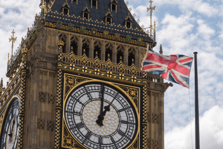 Processo político apoiado por uma pequena maioria de eleitores levou à saída do Reino Unido (Inglaterra, Escócia, País de Gales e Irlanda do Norte)