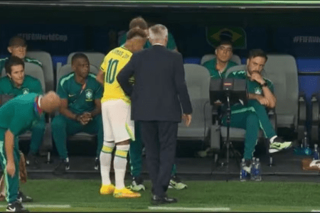 Neymar em conversa com Ancelotti momentos antes de estrear na Copa do Mundo 2026 pelo Brasil