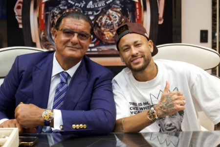 Neymar ao lado de Jacob Arabo, vendedor de relógios