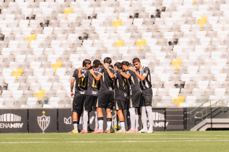 Elenco do time sub-20 do Atlético no gramado da Arena MRV