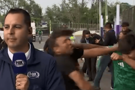 Briga entre mexicanos após estreia da Copa do Mundo ao redor do Estádio Azteca