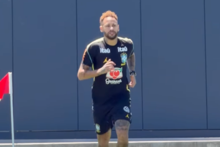 Neymar realizou atividades em campo nesta terça-feira (16)