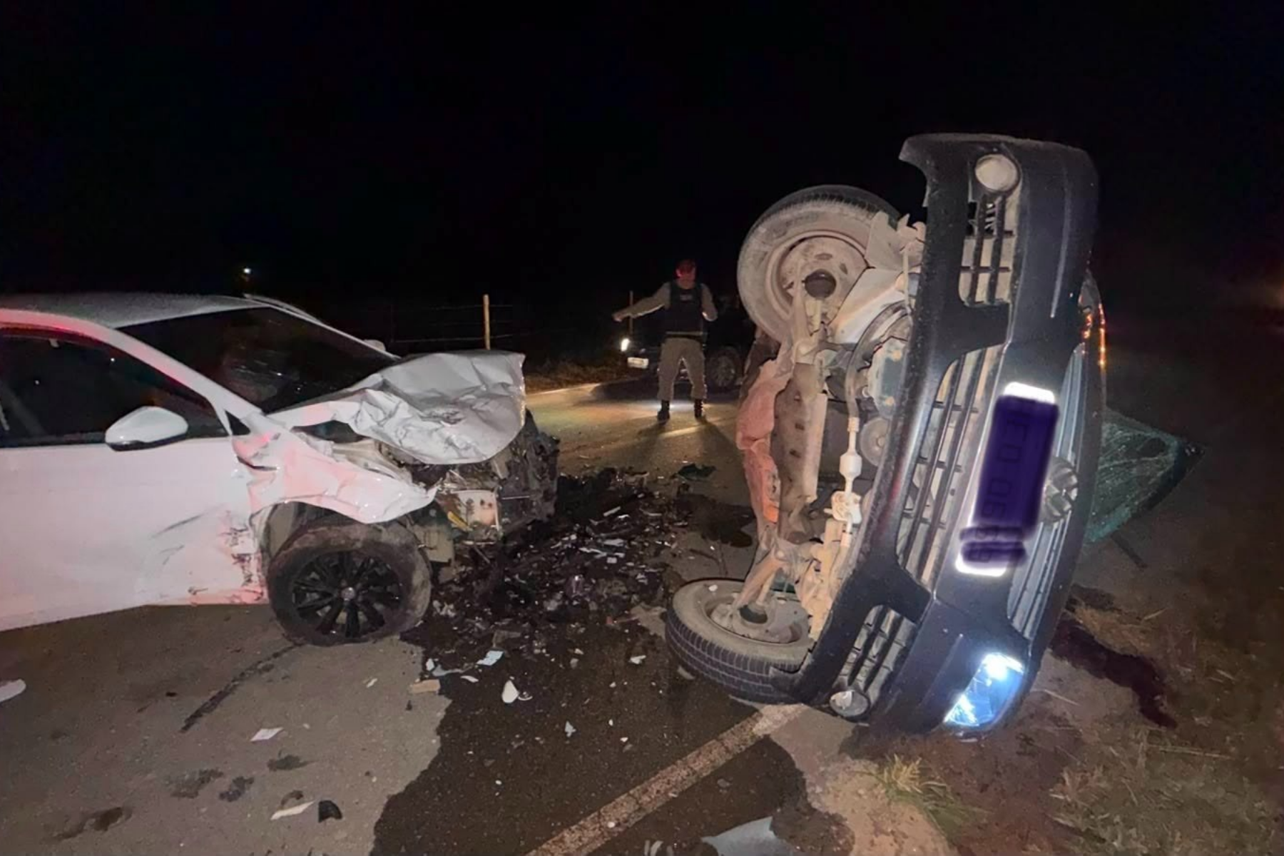 Acidente entre dois carros na MGC-265 deixa uma pessoa morta e duas feridas