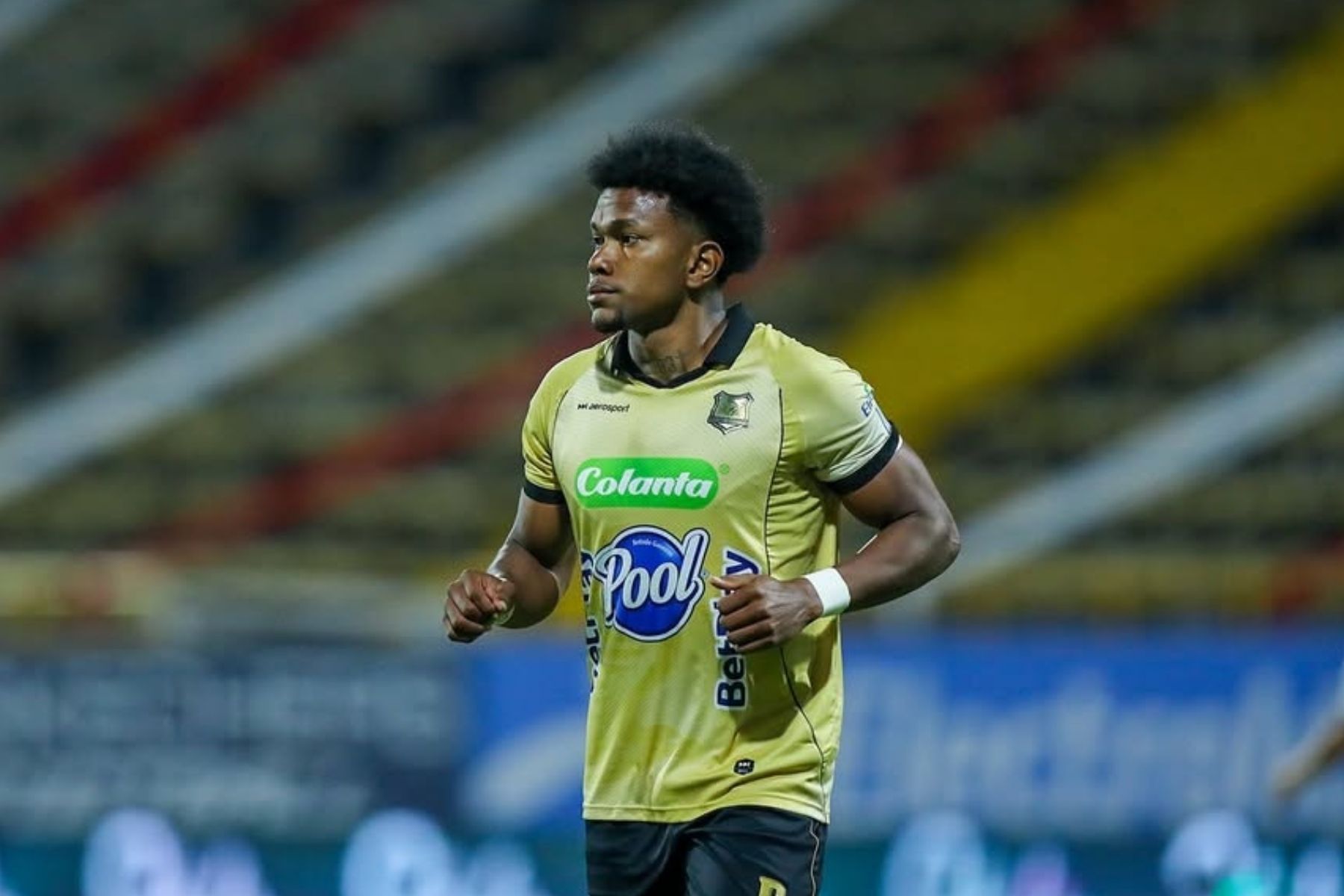 Athletico-PR acerta contratação de mais um atacante colombiano