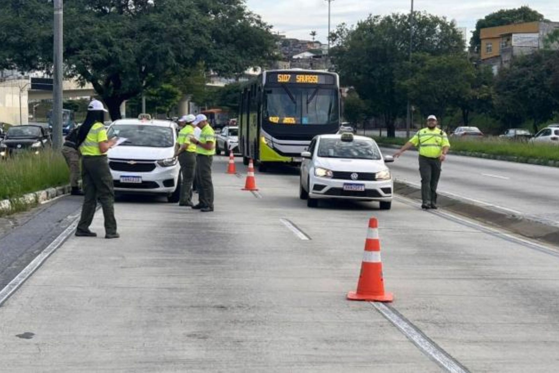Circulação de táxis em pistas do Move e faixas de ônibus em BH é restringida