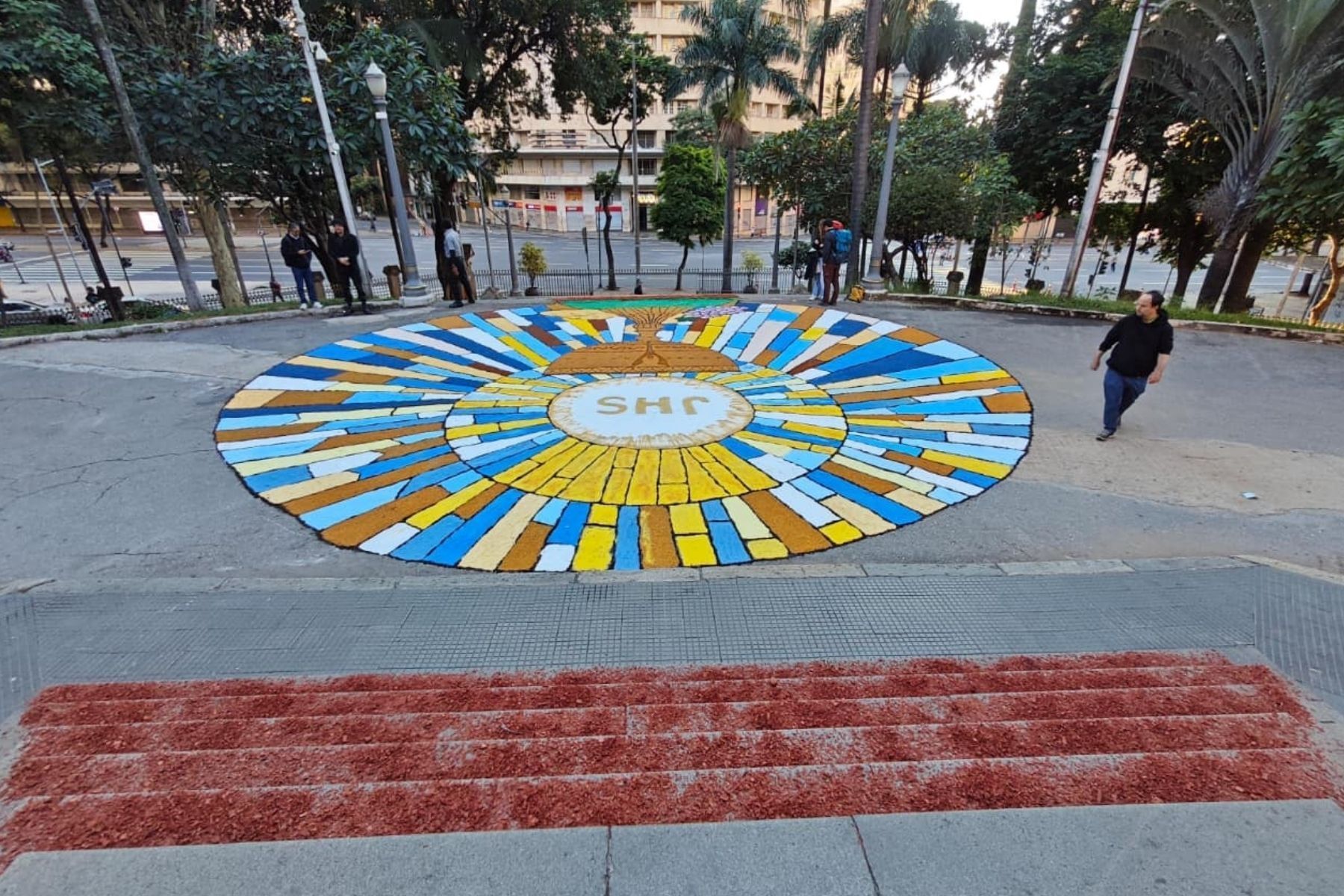 Tapetes de Corpus Christi decoram Igreja Nossa Senhora da Boa Viagem, em BH