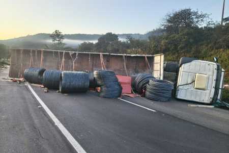Motorista morre em grave acidente com caminhão, carreta e carro na Fernão Dias • CBMMG