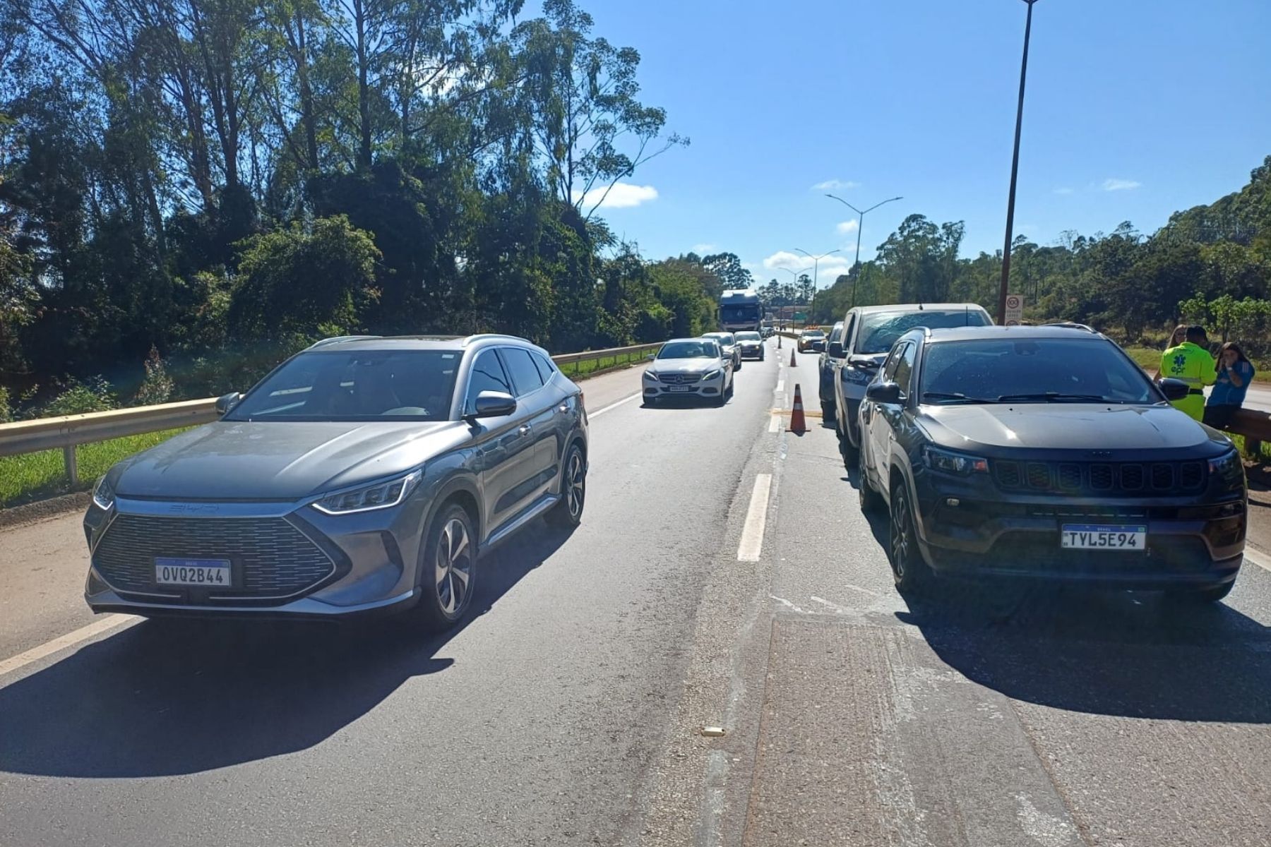 Por que alguns carros têm adesivo xadrez vermelho e amarelo e o que ele significa