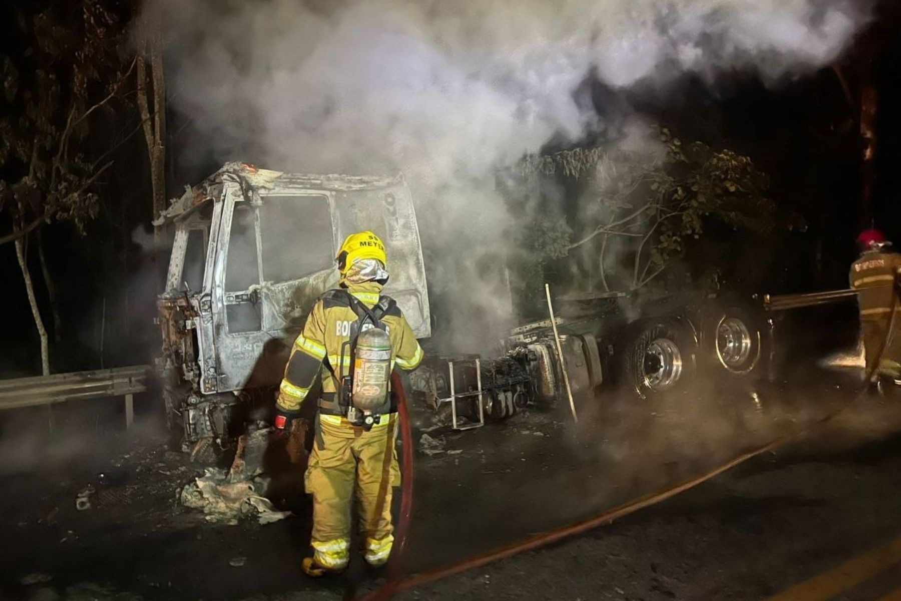 Vídeo: carreta pega fogo na BR-040, em Minas