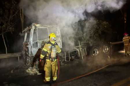 Vídeo: carreta pega fogo na BR-040, em Minas