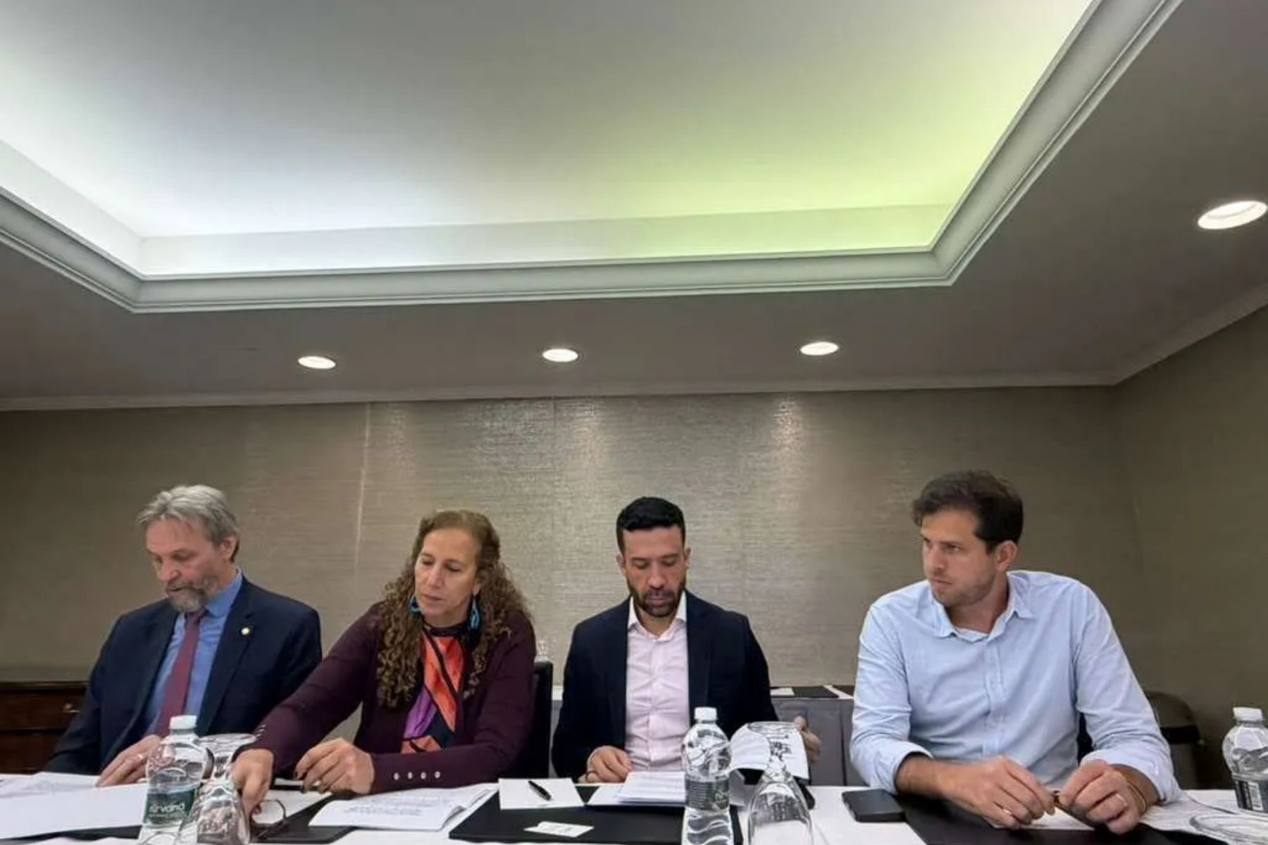 Base de Lula vai aos EUA para tentar barrar tarifaço e confrontar Bolsonaro
