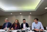 Base de Lula vai aos EUA para tentar barrar tarifaço e confrontar Bolsonaro