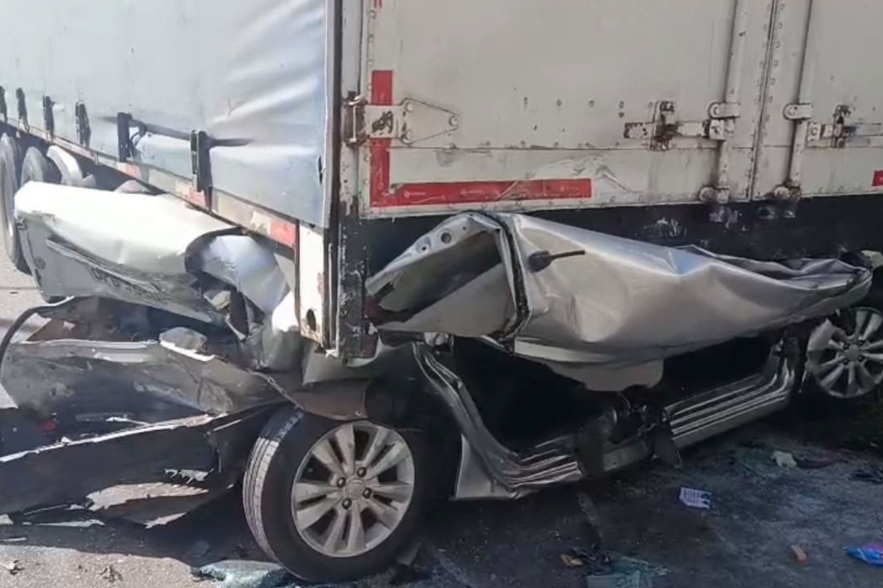 Vídeo: carro é empurrado para baixo de um caminhão após batida