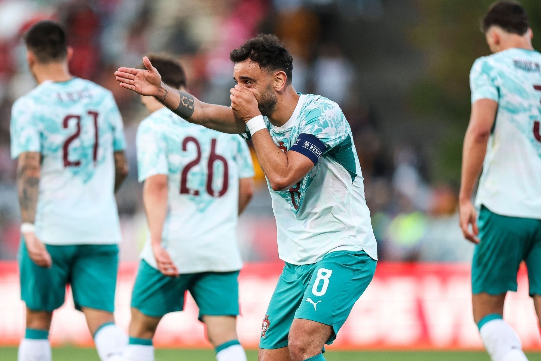 Portugal bate Chile em amistoso marcado por expulsões e show de Bruno Fernandes