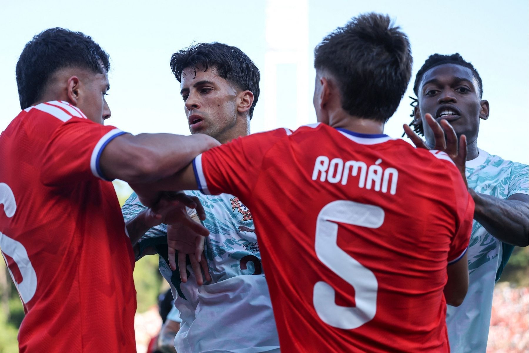 Estrela de Portugal reage à expulsão por confusão com jogador do Atlético