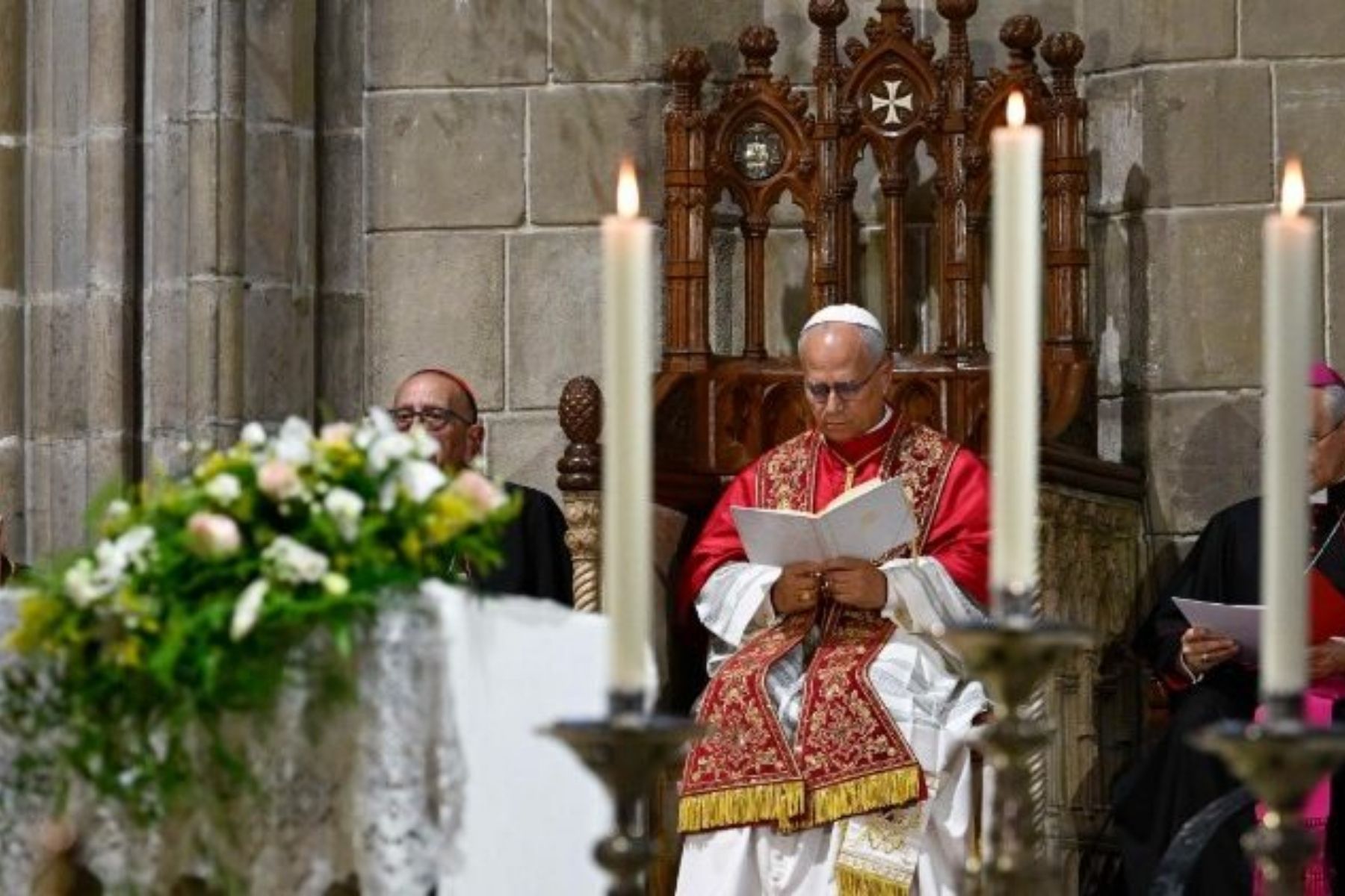 Papa Leão XIV chega a Barcelona para dar bênção à nova torre da basílica da Sagrada Família