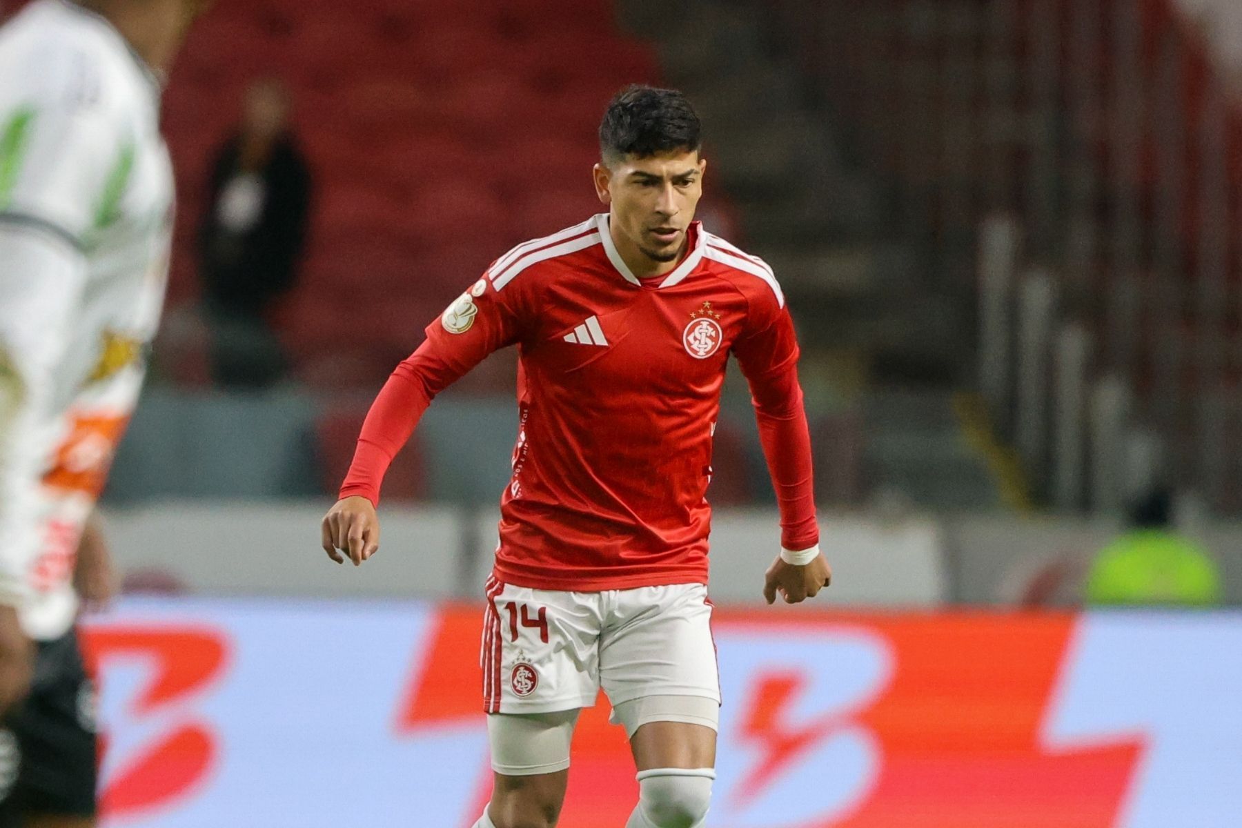 Internacional confirma negociação de meio-campista com Rosario Central-ARG