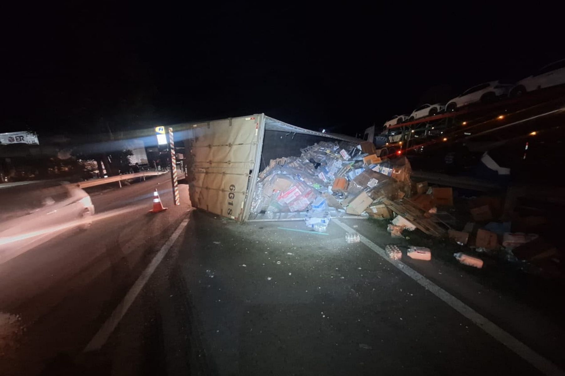 MG: caminhão capota na Rodovia Fernão Dias e motorista fica preso às ferragens