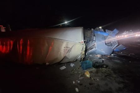 MG: caminhão capota na Rodovia Fernão Dias e motorista fica preso às ferragens  • CBMMG