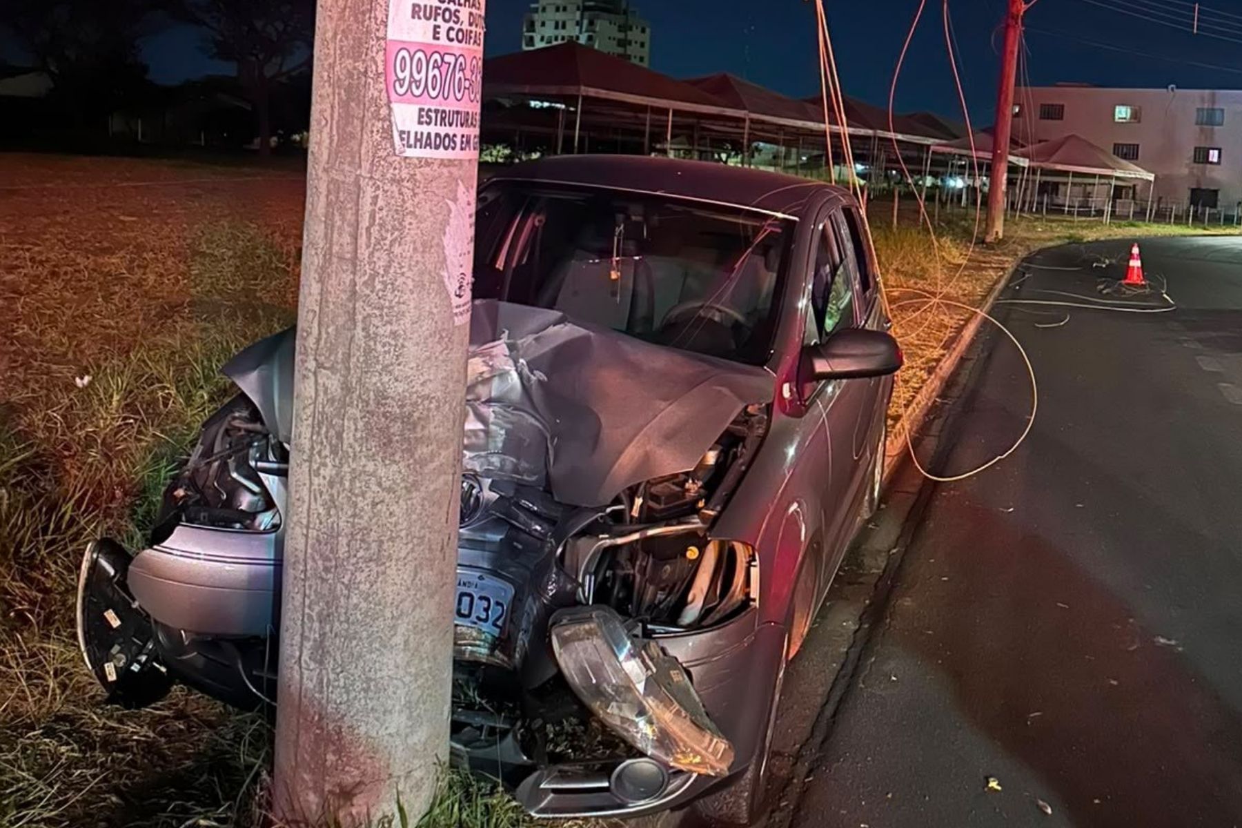 MG: motorista perde controle do carro e bate em poste de energia