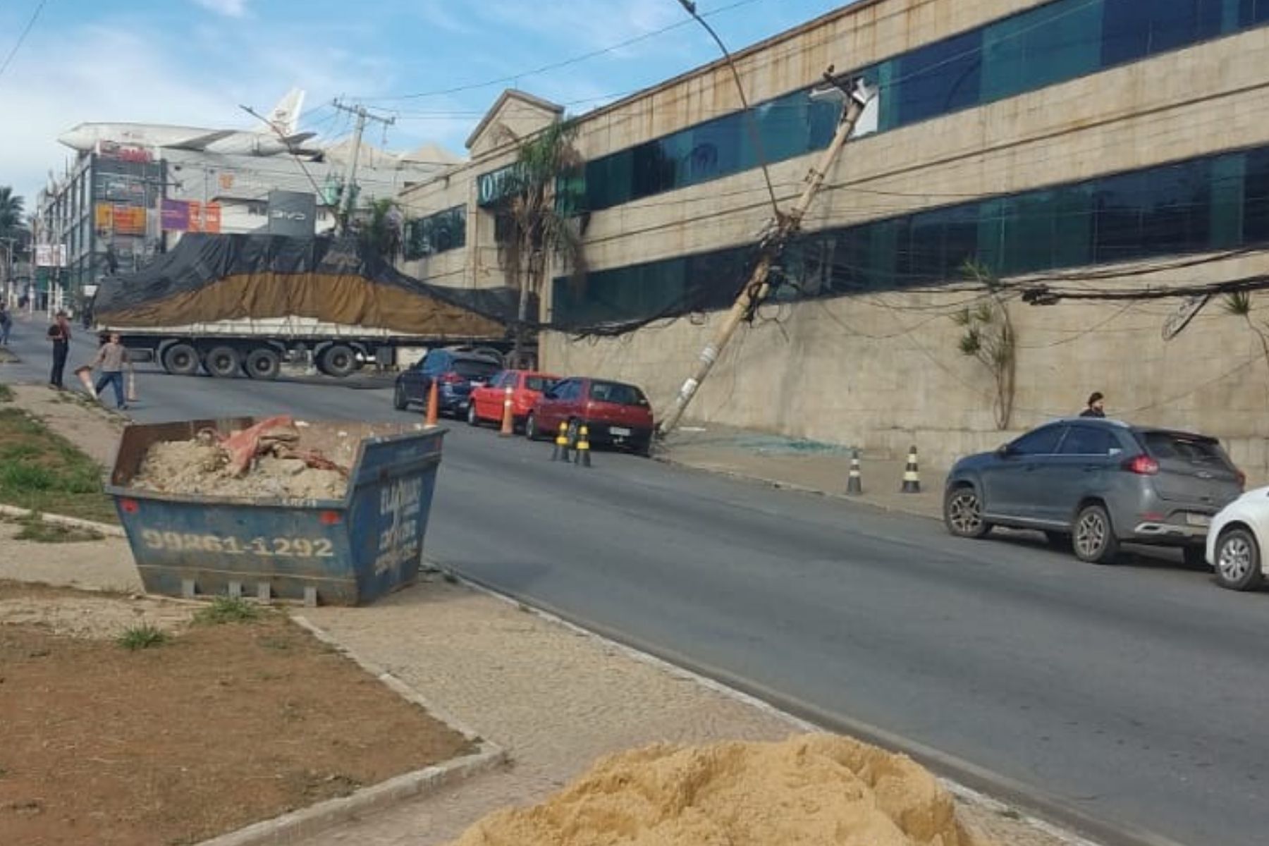 Caminhão derruba poste, e prédio onde funciona jornal é evacuado na Grande BH