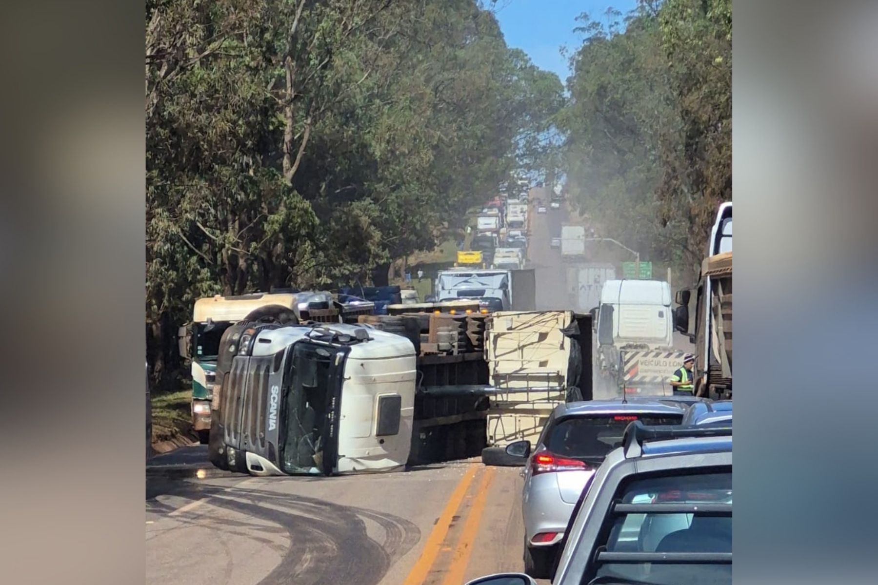 Tombamento de carreta interdita a BR-040, na Grande BH