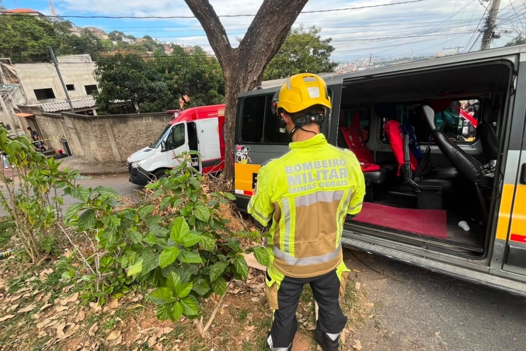 Acidente com van escolar mobiliza bombeiros em BH; cerca de 15 crianças estavam no veículo