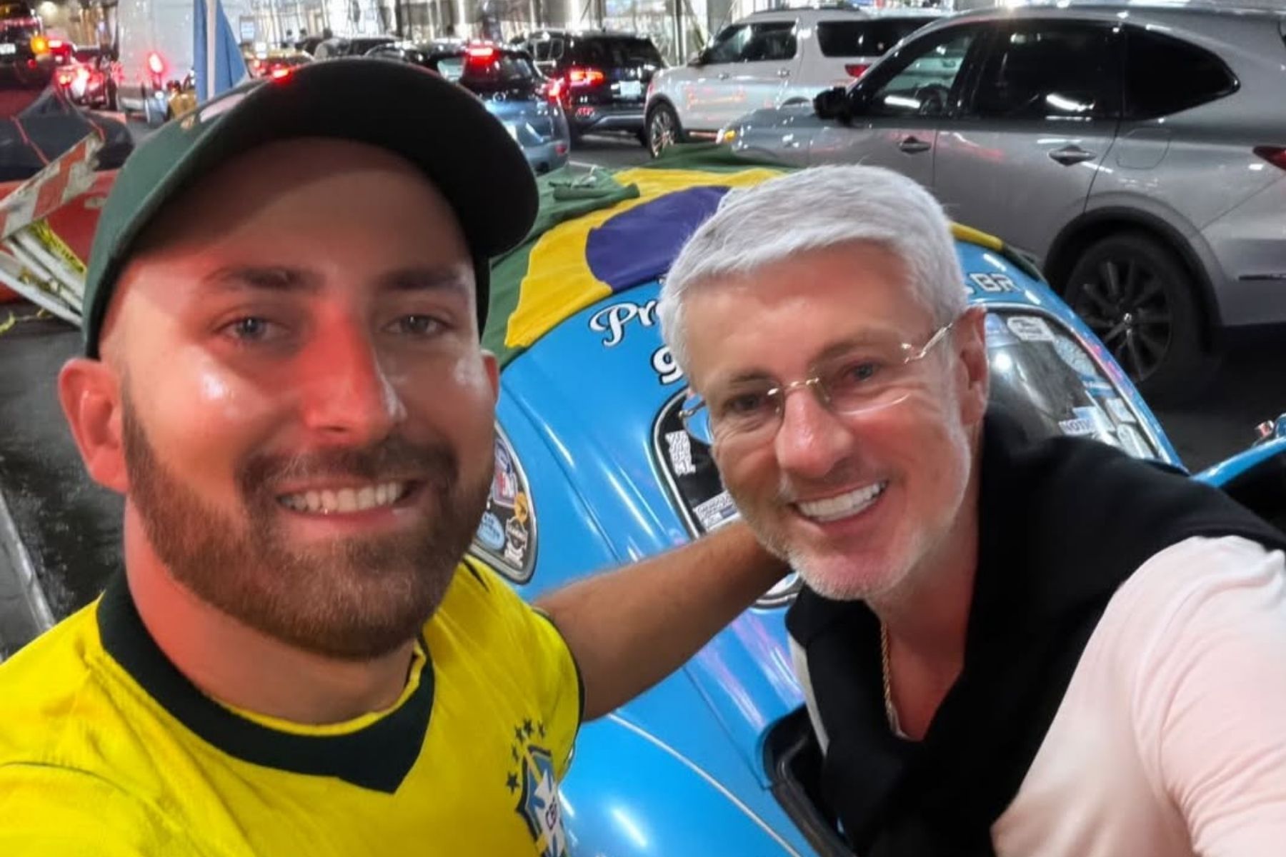 Torcedor do Grêmio chega aos EUA de fusca e tira foto com ex-técnico do Inter