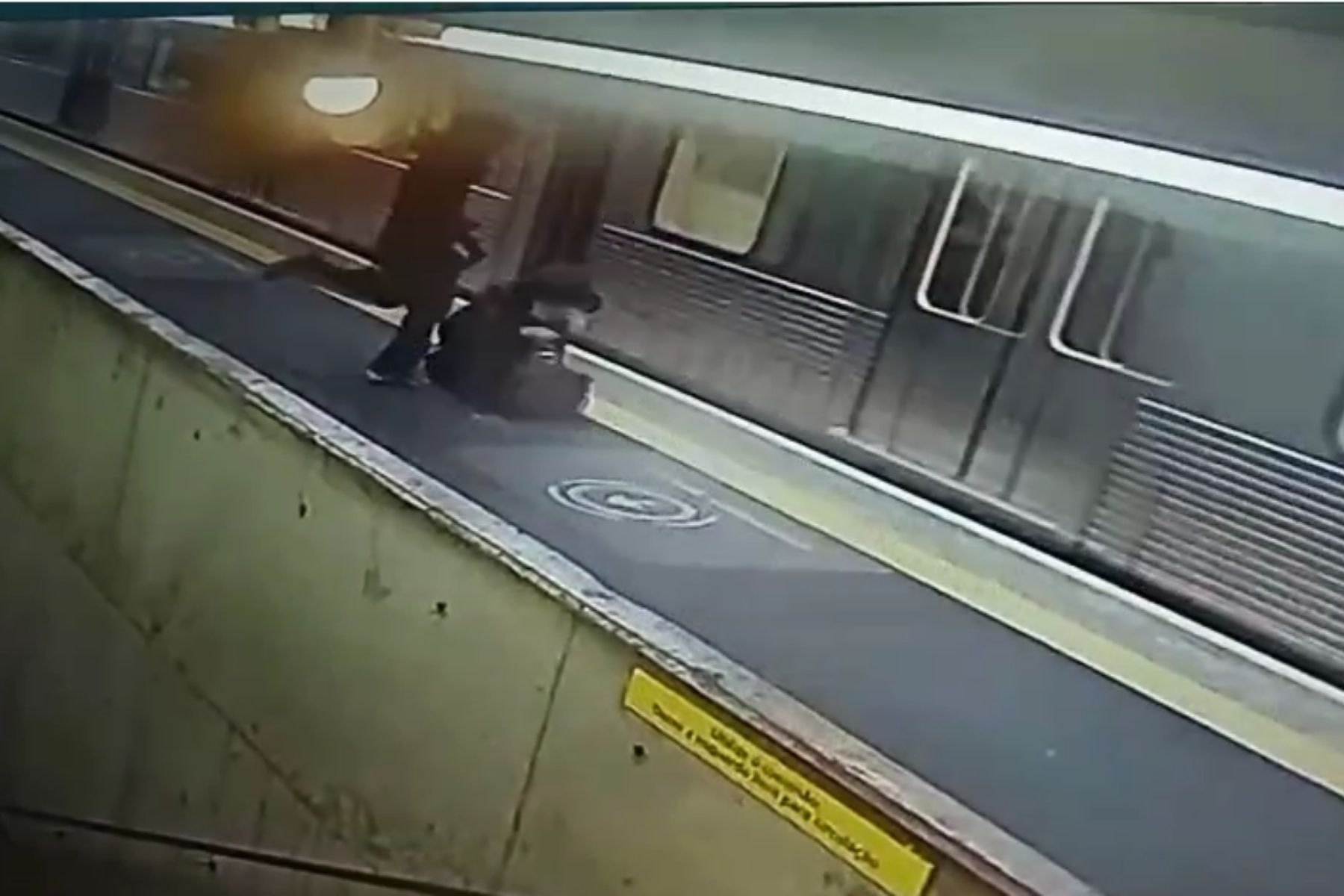 Mulher é espancada por homem em estação do metrô de São Paulo; veja imagens