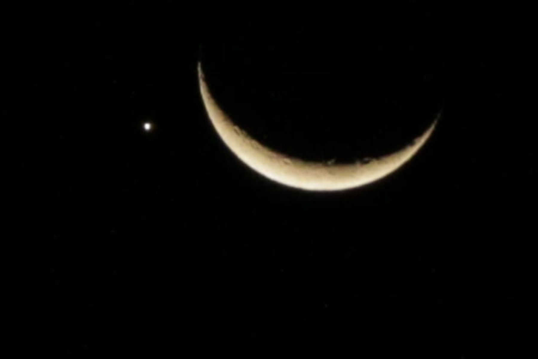 Que estrela é essa ao lado da Lua? Ponto brilhante intriga observadores nesta quarta-feira (17)