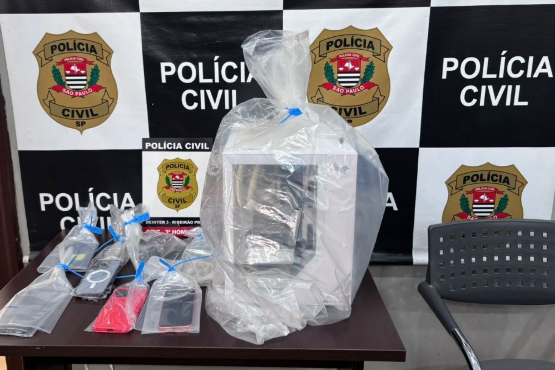 Polícia desarticula esquema de desbloqueio ilegal de celulares roubados no interior de SP